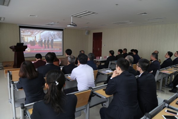 省國資委副主任邵澤武與齊魯股權交易中心員工一起收看“中國共產黨第十九屆中央委員會第一次全體會議新選出的中央政治局常委中外記者見面會”盛況